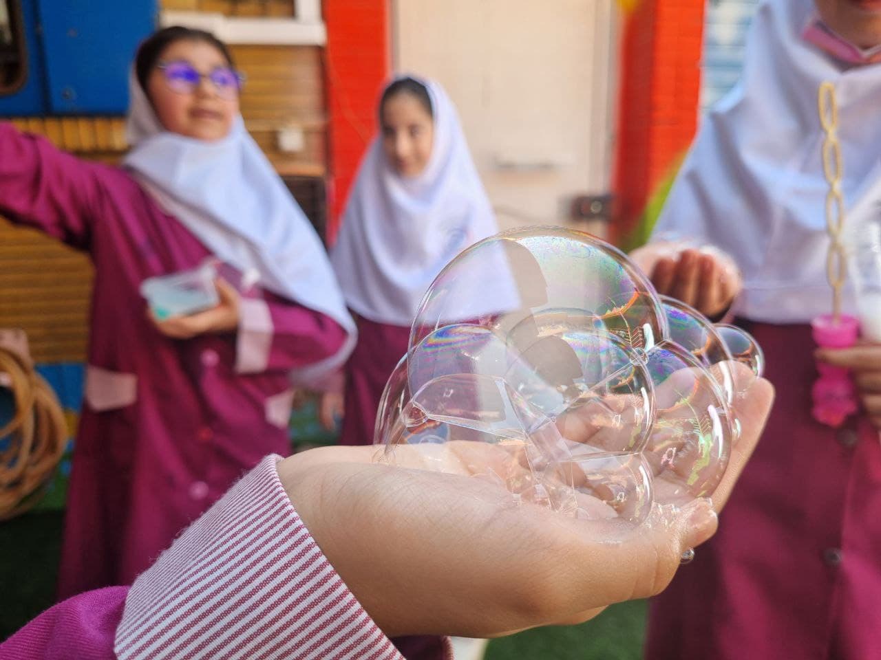 حباب بازی به مناسبت روز کودک